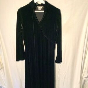 🔥Dress Sale…2 for $19!!🔥 Black Stretch Velvet Long Sleeve Midi Dress.